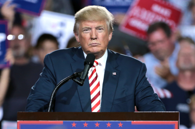 Трамп изобразил себя Атлантом с земным шаром на плечах