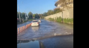 Прорыв водопровода в центре Казани подтопил улицы – видео