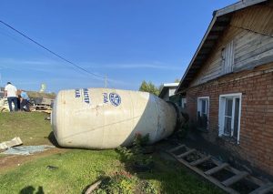 Грузовик с бетономешалкой вылетел с дороги и снес газовую трубу в Татарстане – видео