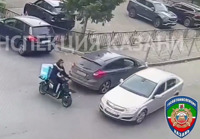 21-летний велокурьер попал под колеса иномарки на Закиева в Казани