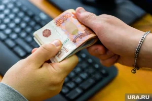 В двух отраслях зарплаты россиян превысили полмиллиона рублей