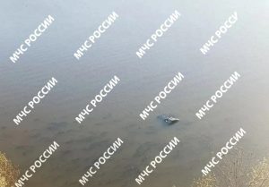 Двое молодых парней погибли, съехав на авто с обрыва в реку в Татарстане