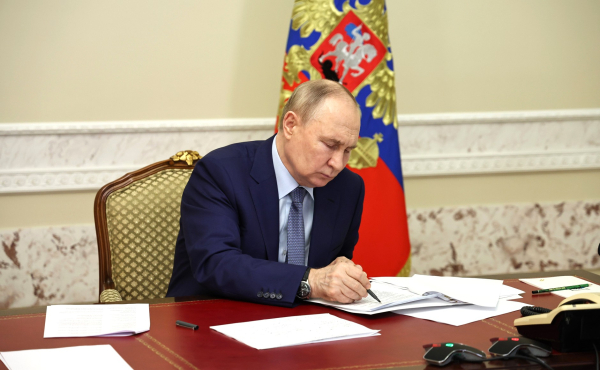 Путин подписал закон о повышении лимита сверхурочной работы до 240 часов