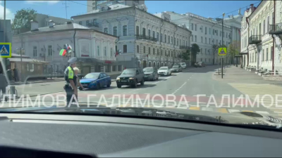 В Казани сотрудник ДПС остановил движение, чтобы помочь бабушке перейти дорогу 16/06/2026 – Новости