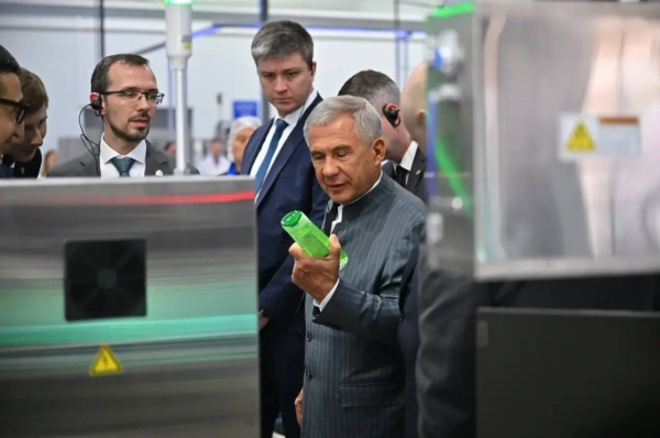 Минниханов прилетел в Навои и осмотрел завод «Арнест Юнигрупп Навои»