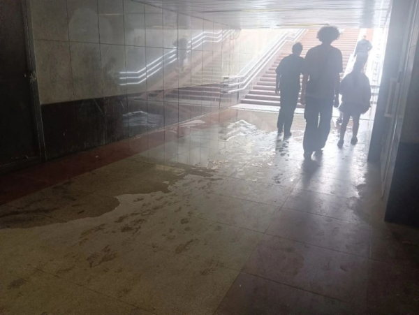В центре Екатеринбурга затопило подземный переход: «Запах отвратительный»