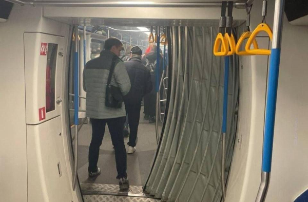 В московском метро из-за ЧП с вагоном поезд встал в тоннеле