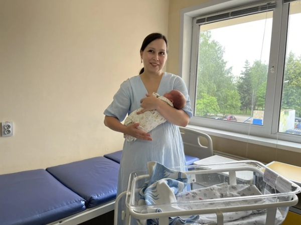 «Я знаю здесь каждую медсестру»: врачи КДМЦ спасли крошечную дочку латиноамериканского музыканта из Китая
